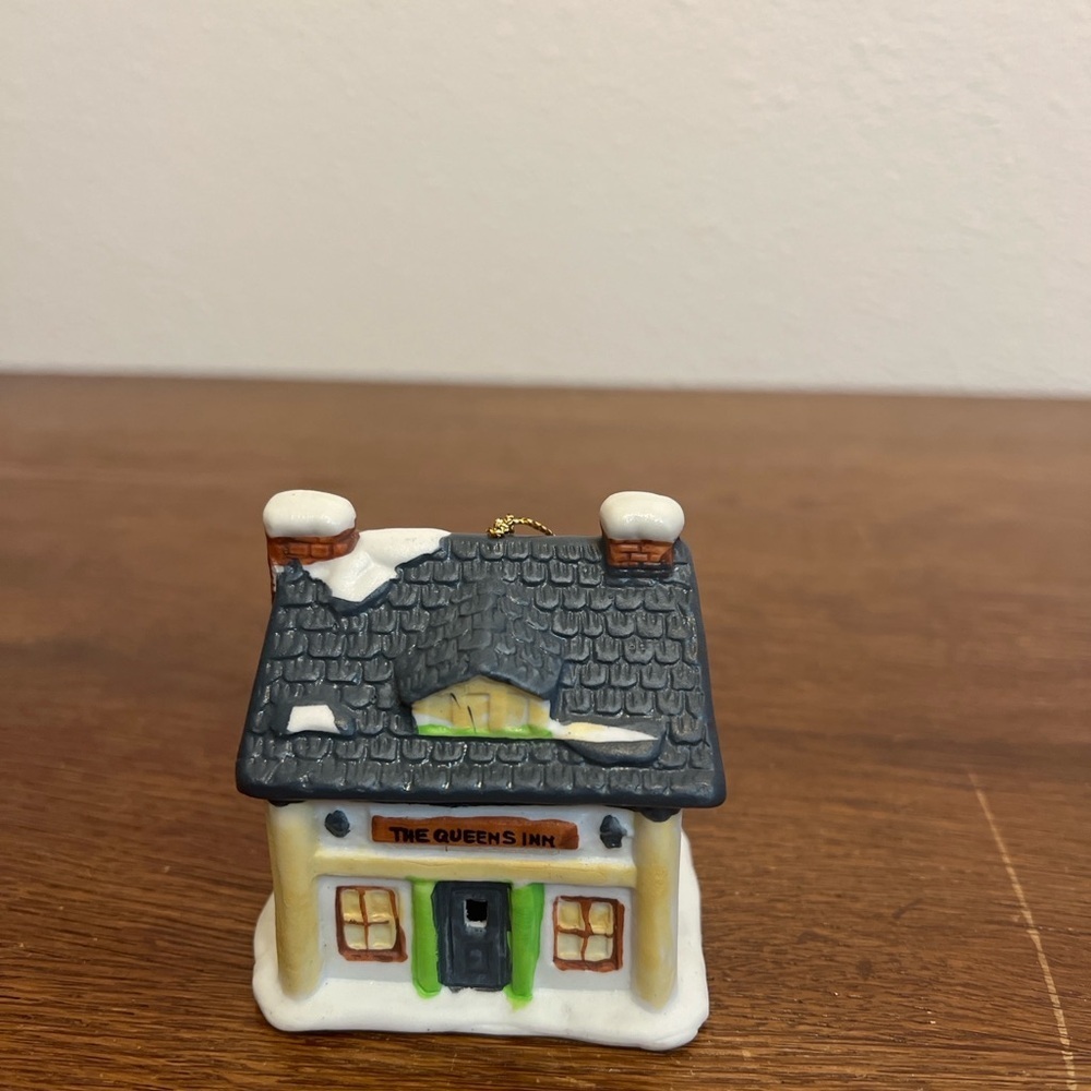 Vintage 1991 Reader’s Digest ‘The Queen’s Inn’ Ceramic House Ornament”